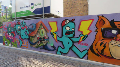 844173 Afbeelding van enkele graffitikunstwerken op de bouwschutting naast het voormalige Hoofdpostkantoor (Neude 11) ...